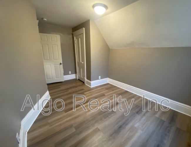 2211 Queen Ave N in Minneapolis, MN - Building Photo - Building Photo