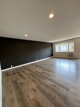 7347 Haskell Ave, Unit 207 in Los Angeles, CA - Foto de edificio - Building Photo