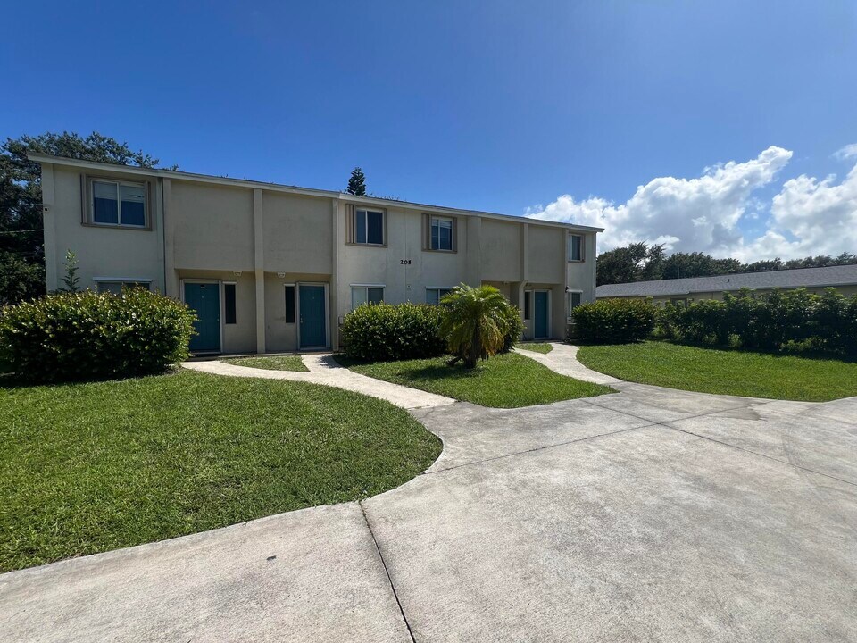205 Southland Dr in Fort Pierce, FL - Building Photo
