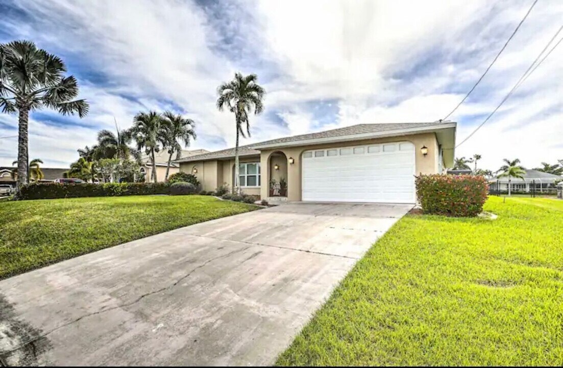 2806 SW 38th Terrace in Cape Coral, FL - Building Photo