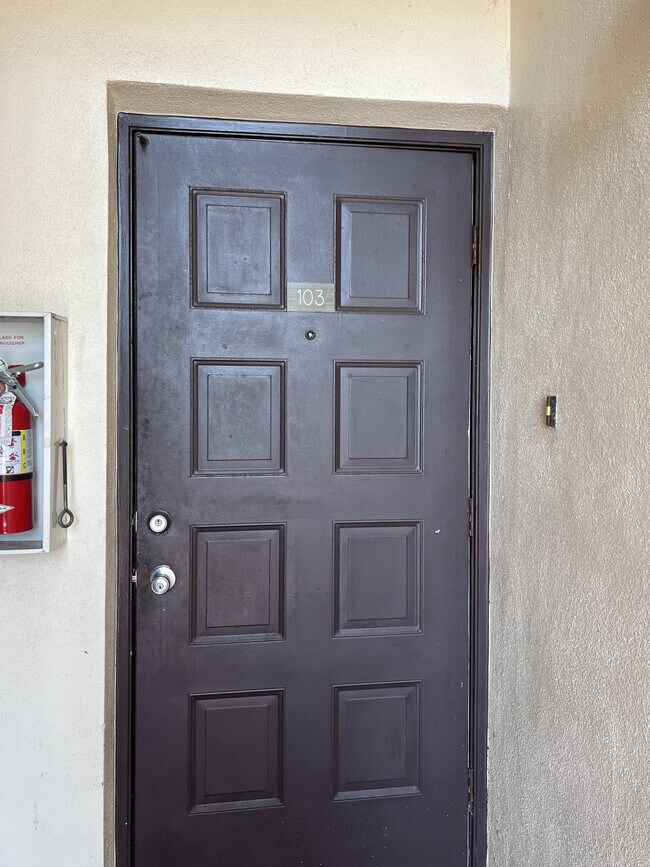 1135 Southdale Rd, Unit 103 in Ft. Myers, FL - Foto de edificio - Building Photo