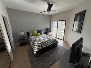 255 S Avenida Caballeros, Unit 215 in Palm Springs, CA - Building Photo - Building Photo