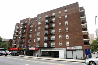 4295 Main St in Flushing, NY - Building Photo - Building Photo