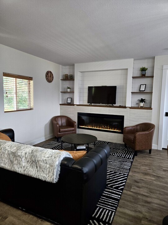 43143 Riverview Dr in Kingston, ID - Building Photo