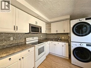 1044 Knechtel Ct in Wilmot, ON - Building Photo - Building Photo