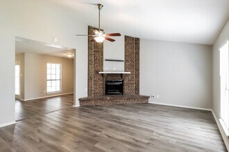 1702 Clark Trail in Grand Prairie, TX - Foto de edificio - Building Photo