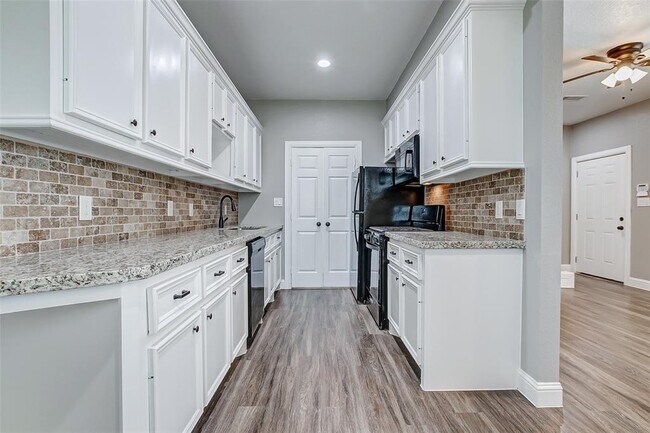 2402 Spence St photo'