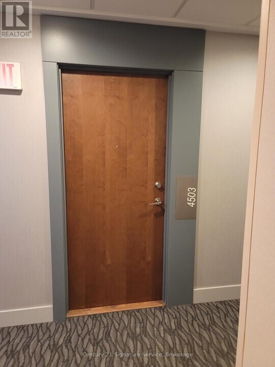 4503 Lake Shore Blvd W in Toronto, ON - Building Photo