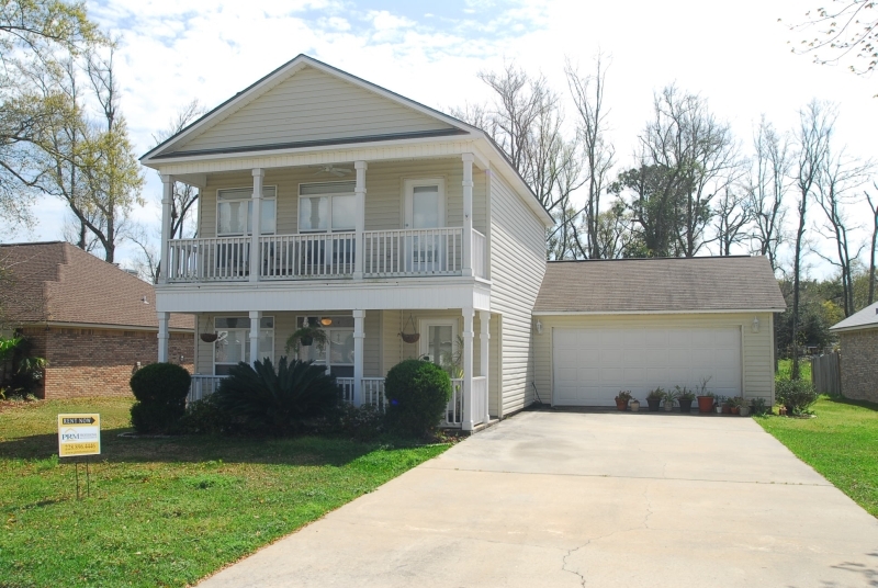 4025 Southern Oaks Dr in Gulfport, MS - Building Photo