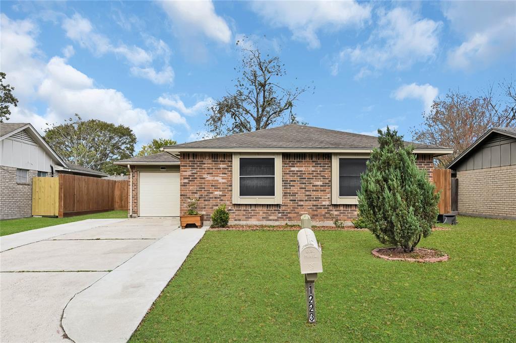 1223 Kathy St in Pasadena, TX - Building Photo