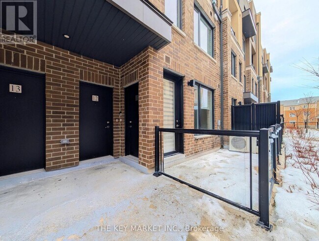 3550 Colonial Dr in Mississauga, ON - Building Photo - Building Photo