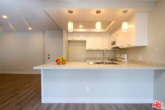 6820 Remmet Ave, Unit 303 in Los Angeles, CA - Building Photo - Building Photo