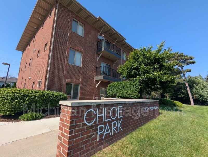 2725 E Maple Rd in Birmingham, MI - Building Photo