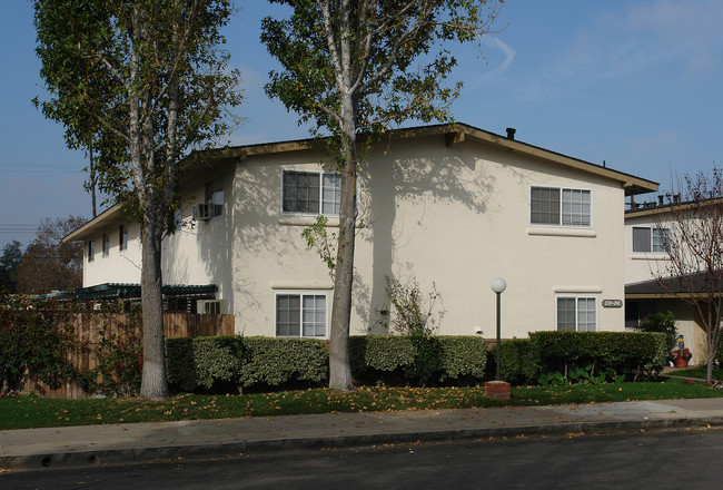 232-242 S McCoy Rd in Orange, CA - Foto de edificio - Building Photo