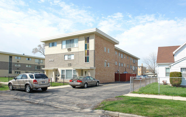 2054 N 18th Ave in Melrose Park, IL - Foto de edificio - Building Photo