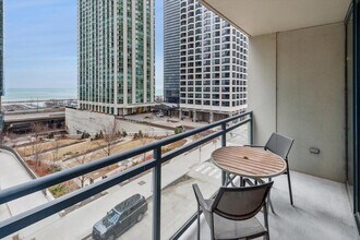 201 N Westshore Dr in Chicago, IL - Building Photo - Building Photo