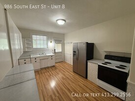 986 S East St in Amherst, MA - Building Photo
