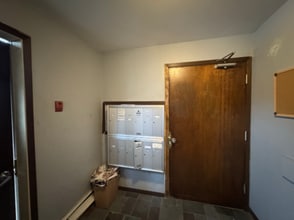 646 S Hawley Rd, Unit 206 in Milwaukee, WI - Foto de edificio - Building Photo