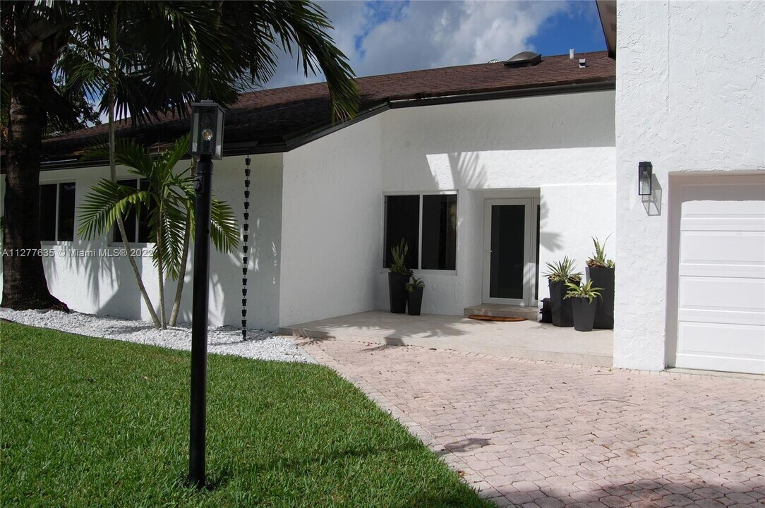 11220 SW 131st Ave in Miami, FL - Foto de edificio