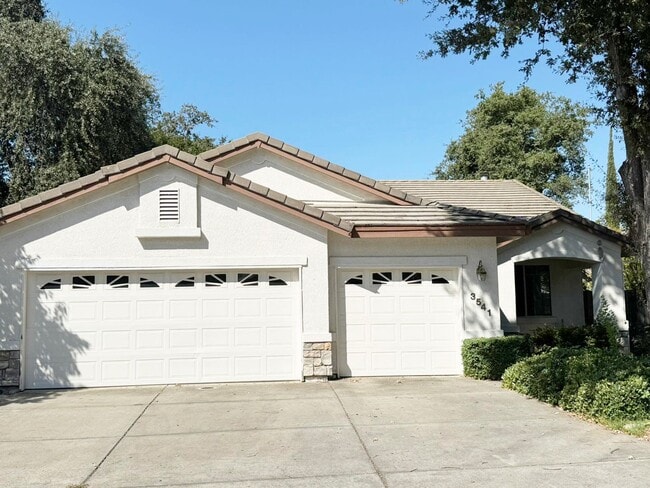 property at 3541 Denfield Ln