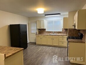 110 Deerfield Rd in Sayreville, NJ - Building Photo - Building Photo