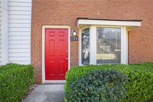 124 Holcomb Ferry Rd in Roswell, GA - Building Photo