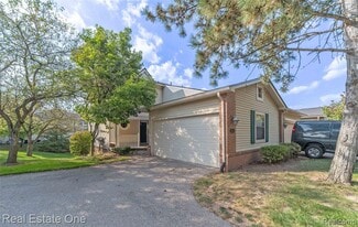 5652 Drake Hollow Dr E in West Bloomfield Township, MI - Building Photo