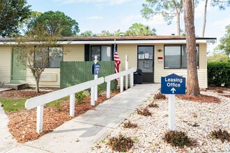 33305 Ryan Dr in Leesburg, FL - Foto de edificio - Building Photo
