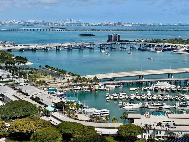 50 Biscayne Blvd in Miami, FL - Foto de edificio - Building Photo