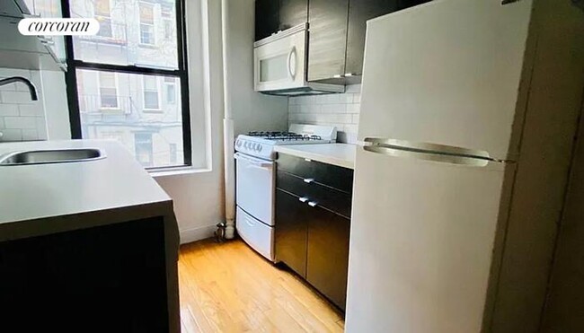 208 E 7th St in New York, NY - Building Photo - Building Photo