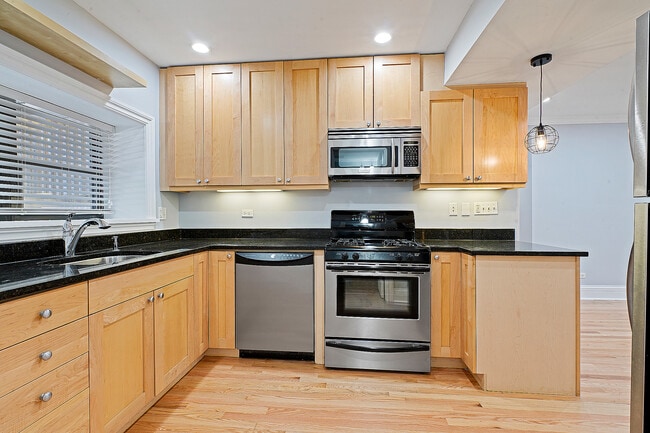 2707 North Wilton Avenue, Garden in Chicago, IL - Building Photo - Building Photo