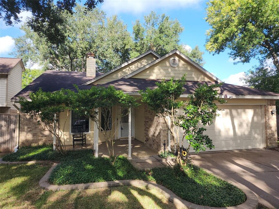 2002 Creekshire Dr in Sugar Land, TX - Building Photo