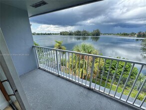 1407 NW 103rd St in Miami, FL - Foto de edificio - Building Photo