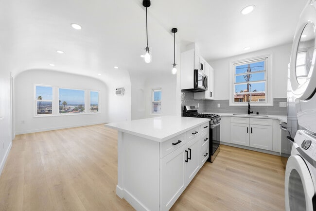 Curlew and Juniper Apartments in San Diego, CA - Foto de edificio - Building Photo