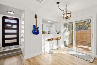 7001 Woodhue Dr in Austin, TX - Building Photo - Building Photo