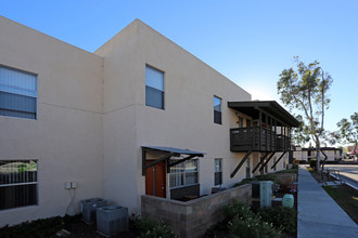 Eucalyptus View Apartments in Escondido, CA - Foto de edificio - Building Photo