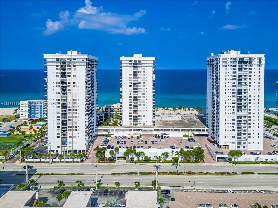 2201 S Ocean Dr in Hollywood, FL - Building Photo