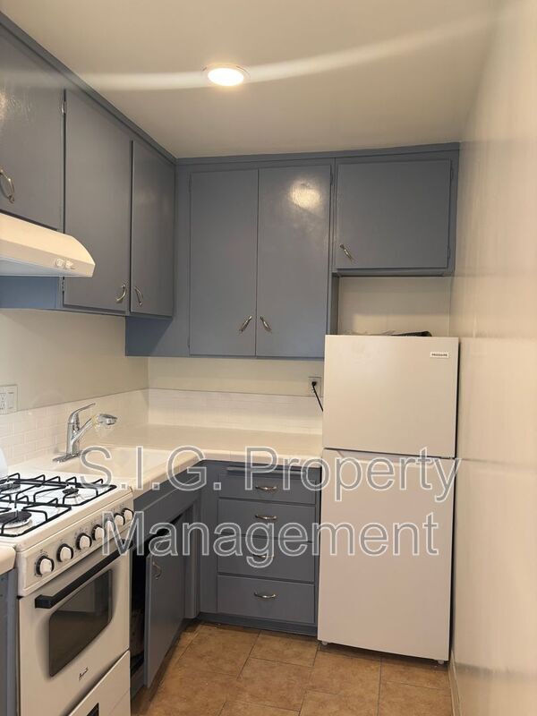 property at 220 W Spazier Ave