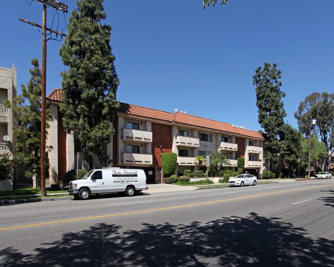 5421 Kester Ave in Sherman Oaks, CA - Foto de edificio - Building Photo