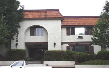 8800 Cedros Ave in Panorama City, CA - Foto de edificio - Building Photo