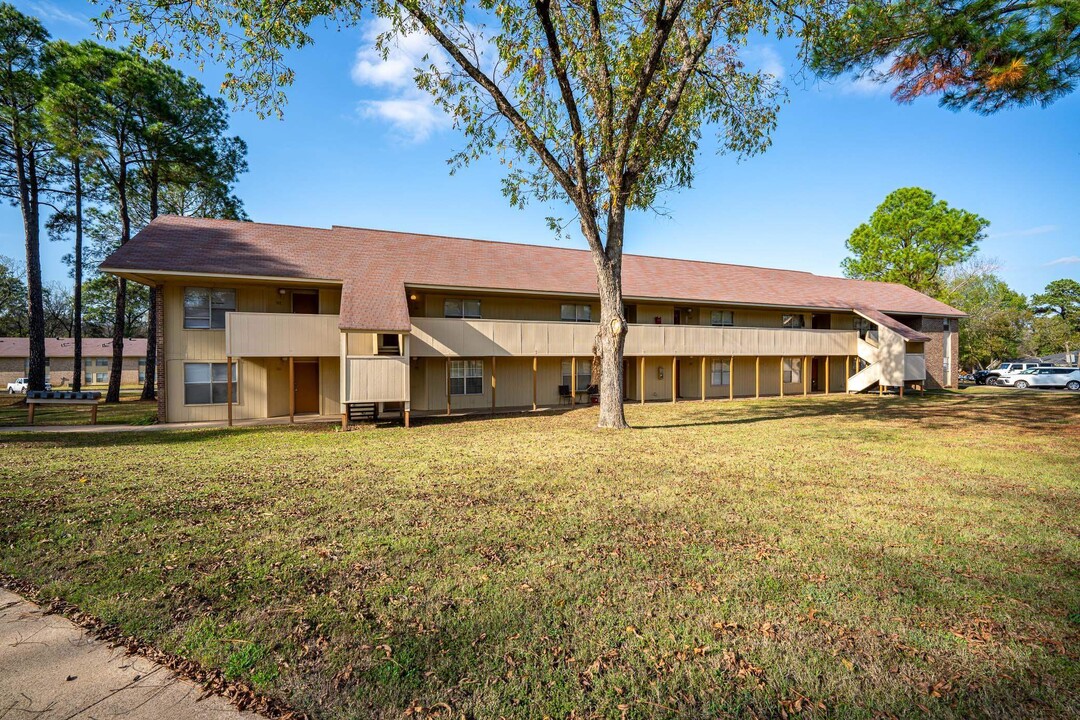 300 W Harding St in Morrilton, AR - Building Photo