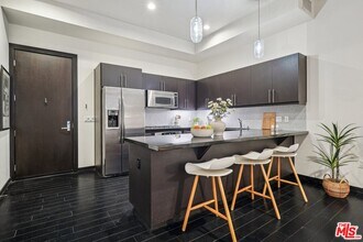 655 S Hope St in Los Angeles, CA - Foto de edificio - Building Photo