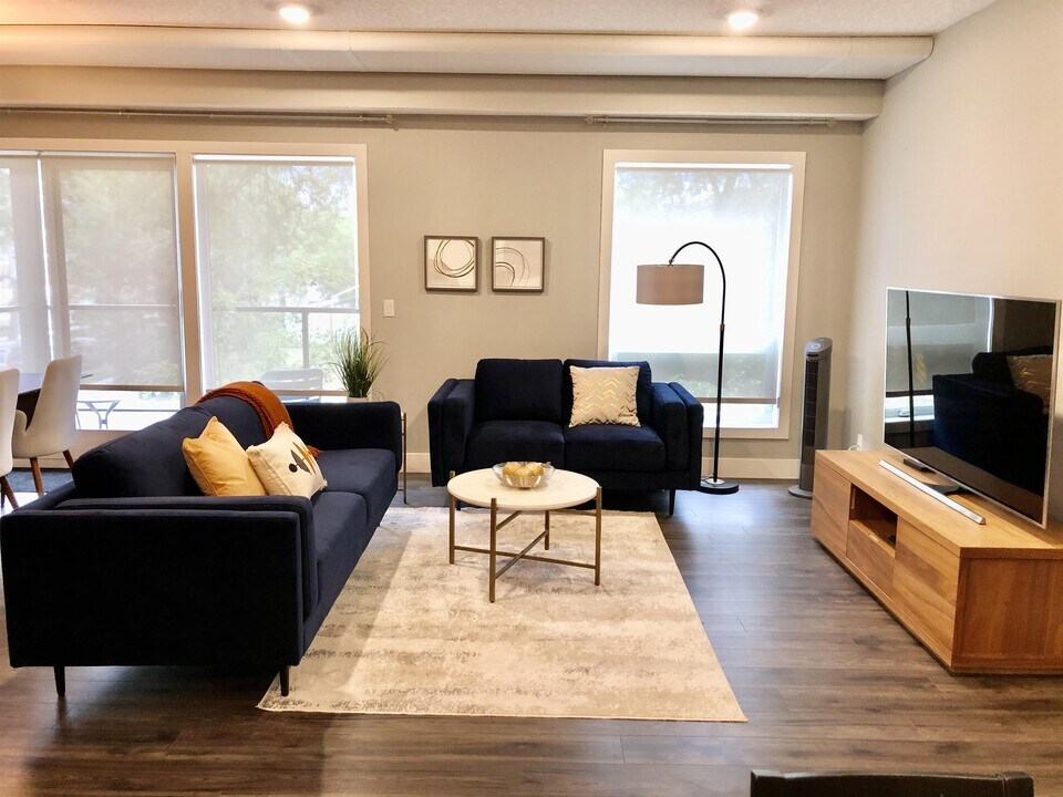 10006-283 83 Ave NW in Edmonton, AB - Building Photo
