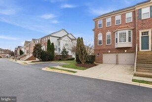 6137 Manchester Park Cir in Alexandria, VA - Building Photo