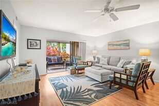 2930 Kings Lake Blvd in Naples, FL - Building Photo