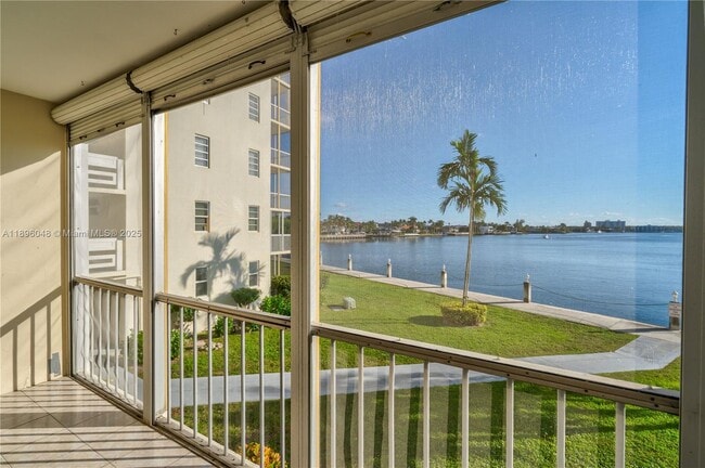 3020 Marcos Dr in Aventura, FL - Foto de edificio - Building Photo