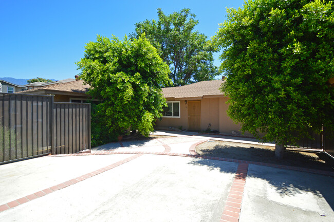 1837 S Mayflower Ave in Monrovia, CA - Foto de edificio - Building Photo