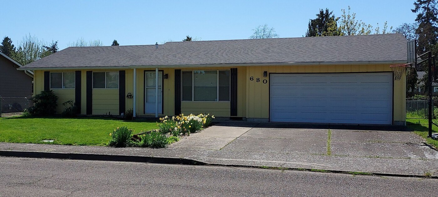 680 W Isabella St in Lebanon, OR - Building Photo