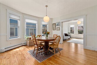 75 Brook St, Unit 1 in Brookline, MA - Foto de edificio - Building Photo