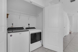 540 NE 5th Ter in Florida City, FL - Foto de edificio - Building Photo